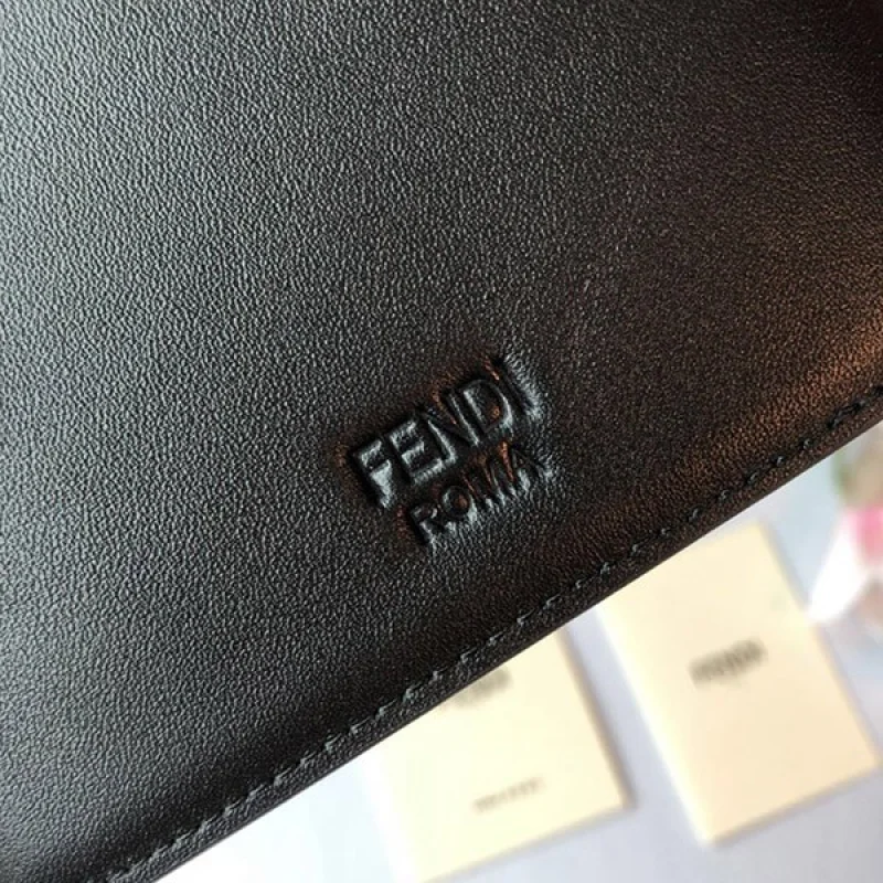 フェンディ 二つ折り財布 コピー コーナーバグズ 7M0274